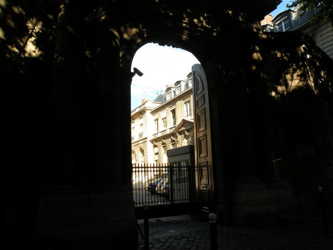  porche du ministère de l'Ecologie, bd Saint-Germain
